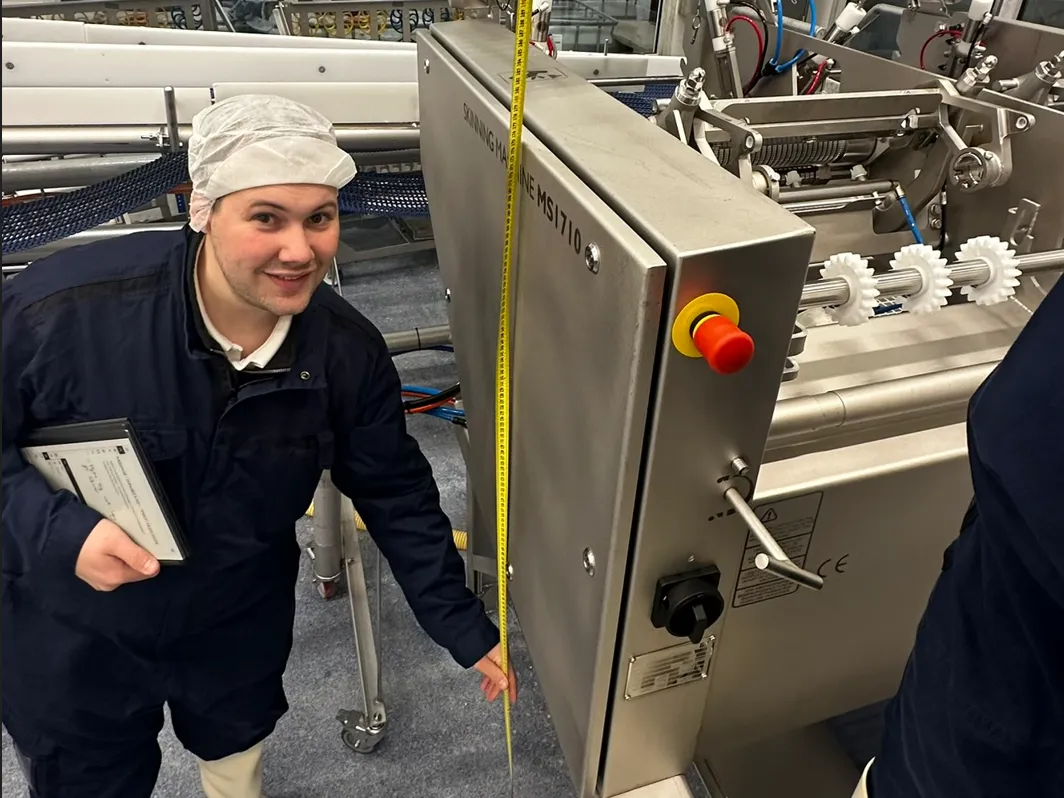 ProdTech-ingeniør måler opp en eksisterende maskin under befaring hos Måsøval Harvest