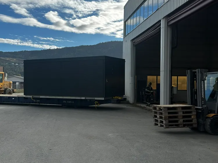 Ferdig kledd konstruksjon på trailer utenfor produksjonshallen